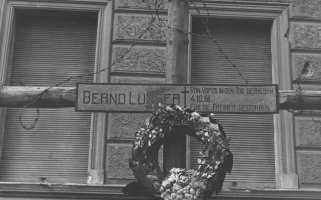 Kreuz für Bernd Lünser an der Sektorengrenze in Berlin-Wedding, Bernauer Straße (Aufnahme 1962)