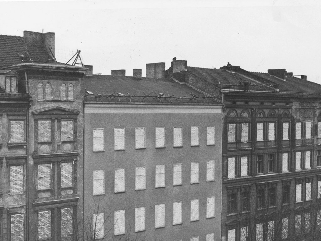 Zugemauerte Fenster in der Bernauer Straße 18. Oktober 1961