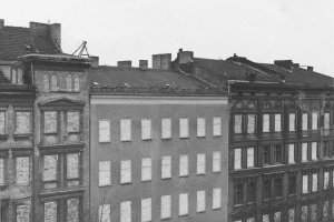 Zugemauerte Fenster in der Bernauer Straße 18. Oktober 1961