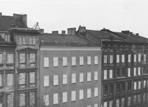 Zugemauerte Fenster in der Bernauer Straße 18. Oktober 1961
