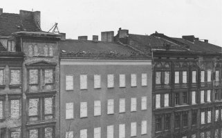 Zugemauerte Fenster in der Bernauer Straße 18. Oktober 1961