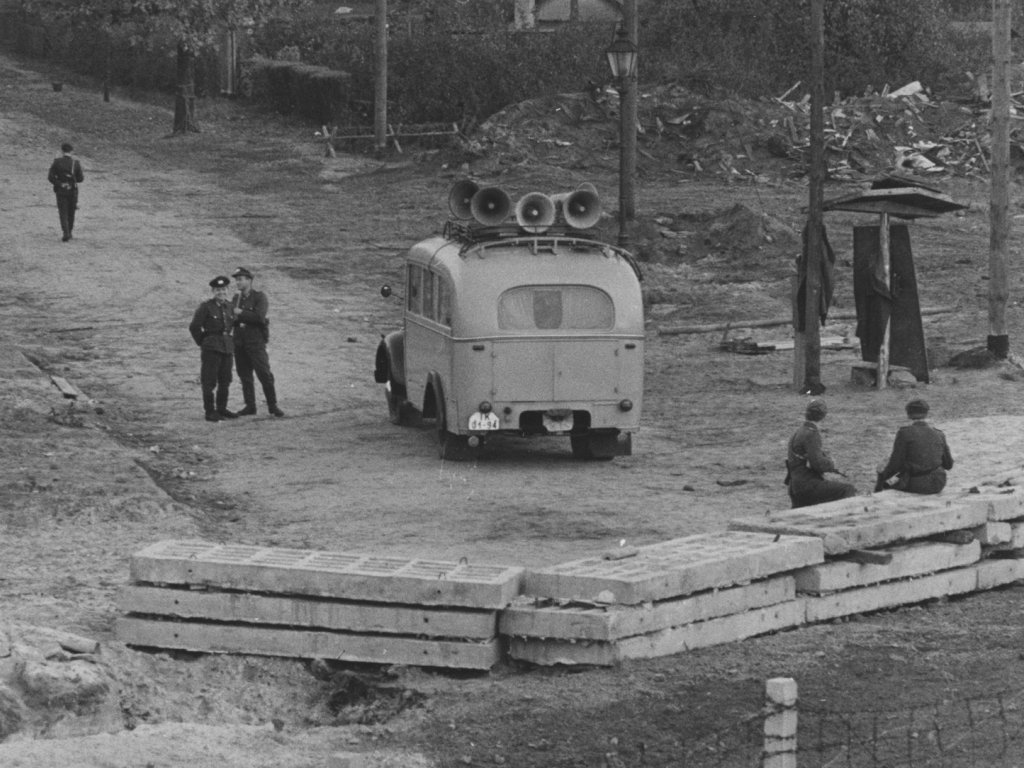 Krieg der Lautsprecher: Einsatz eines Lautsprecherwagens der Grenzpolizei gegen die Sendungen des Studios am Stacheldraht, 29. Oktober 1961.