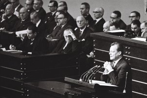 Willy Brandt während der Aussprache des Deutschen Bundestages über die Regierungserklärung, 6. Dezember 1961