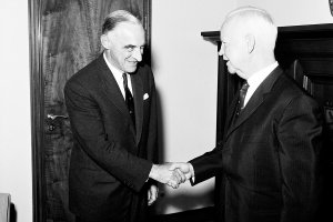 General Lucius D. Clay trifft im September 1961 als persönlicher Beauftragter von John F. Kennedy in Deutschland ein.
