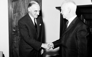 General Lucius D. Clay trifft im September 1961 als persönlicher Beauftragter von John F. Kennedy in Deutschland ein.