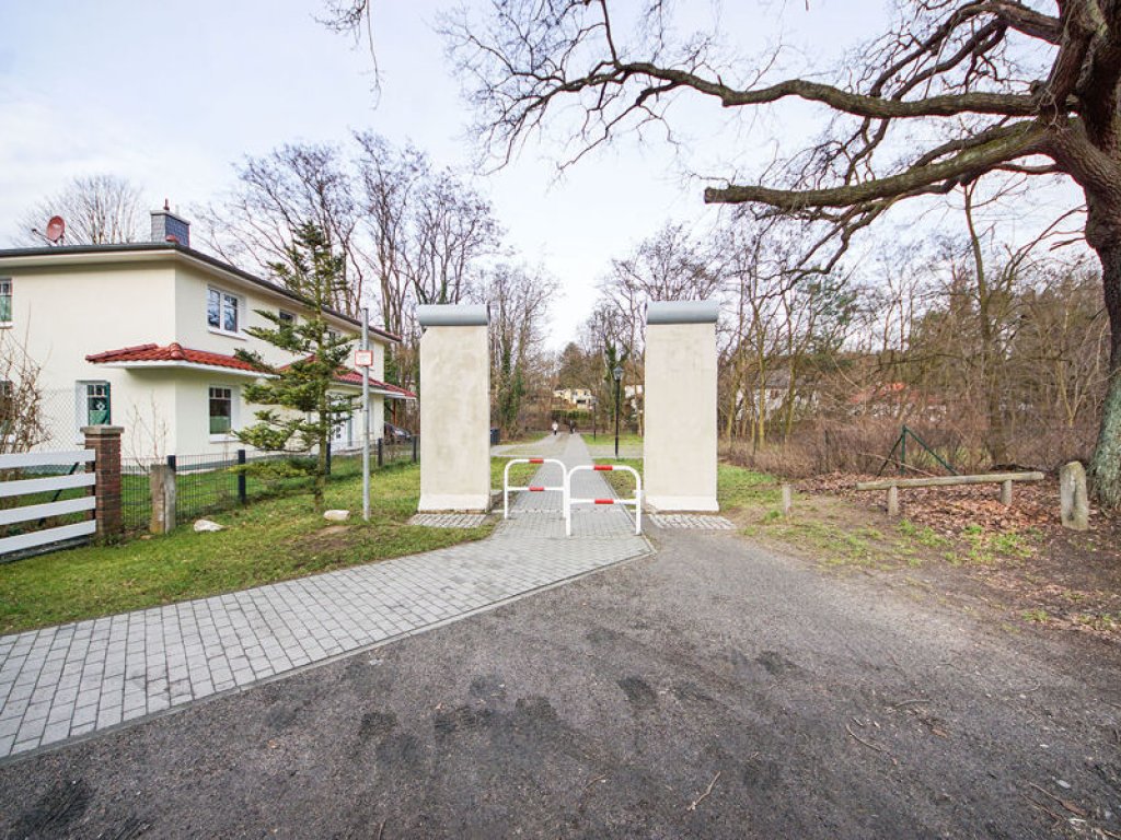 Mauerdenk- und mahnmal am Silvesterweg zwischen Glienicke Nordbahn und Berlin-Hermsdorf, errichtet 2013; Aufnahme 2015 Mauerdenk- und mahnmal am Silvesterweg zwischen Glienicke Nordbahn und Berlin-Hermsdorf, errichtet 2013; Aufnahme 2015