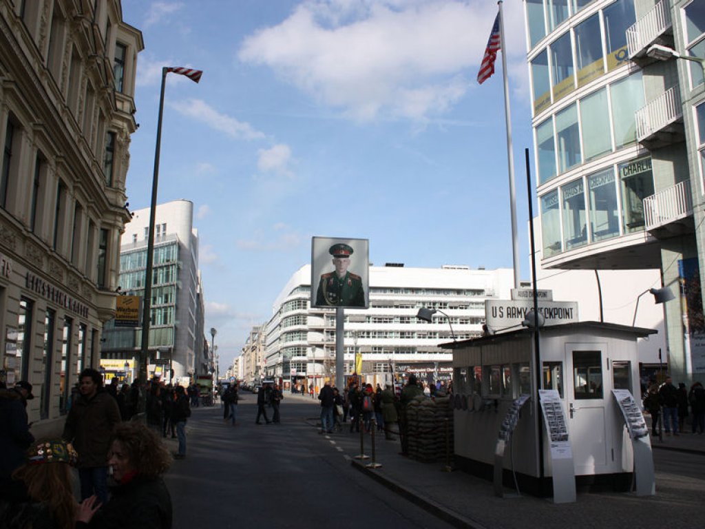 Checkpoint Charlie: Blick von Süden nach Norden (früher: "West“ nach "Ost"); Aufnahme 2016