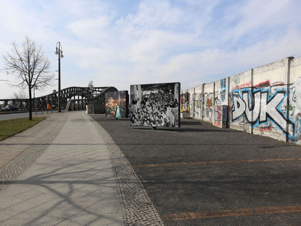 Hinterlandsicherungsmauer mit Ausstellungsimpressionen am Grenzübergang Bornholmer Straße (2); Aufnahme 2015 Hinterlandsicherungsmauer mit Ausstellungsimpressionen am Grenzübergang Bornholmer Straße (2); Aufnahme 2015
