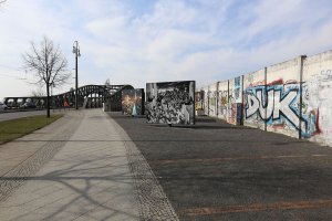 Hinterlandsicherungsmauer mit Ausstellungsimpressionen am Grenzübergang Bornholmer Straße (2); Aufnahme 2015