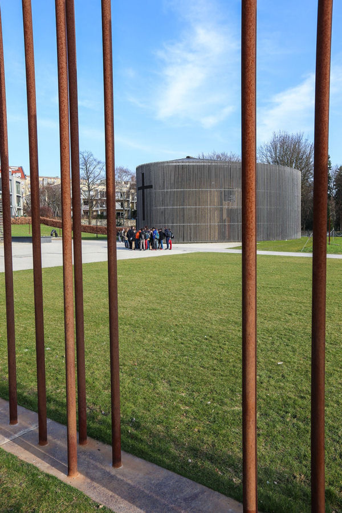 Nachzeichnung der Grenzmauer und der Kapelle der Vers&ouml;hnung auf dem Gedenkst&auml;ttenareal an der Bernauer Stra&szlig;e; Aufnahme 2015