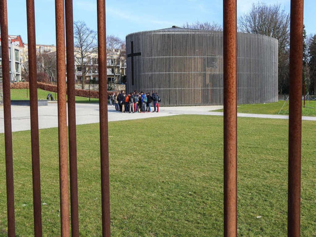 Nachzeichnung der Grenzmauer und der Kapelle der Versöhnung auf dem Gedenkstättenareal an der Bernauer Straße; Aufnahme 2015
