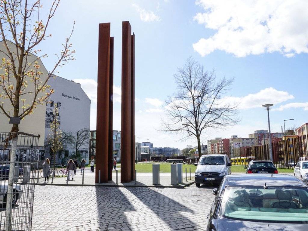 Nachzeichnung eines Wachturms BT 9 und der Grenzmauer auf dem Gedenkstättenareal in der Bernauer/Ecke Strelitzer Straße; Aufnahme 2015
