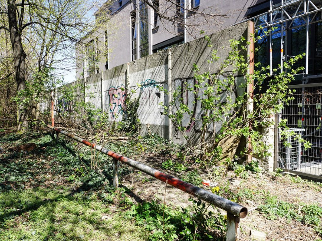 Rot-weiße Sperrgebietsmarkierung vor der Hinterlandsicherungsmauer an der Schwartzkopffstraße; Aufnahme 2015