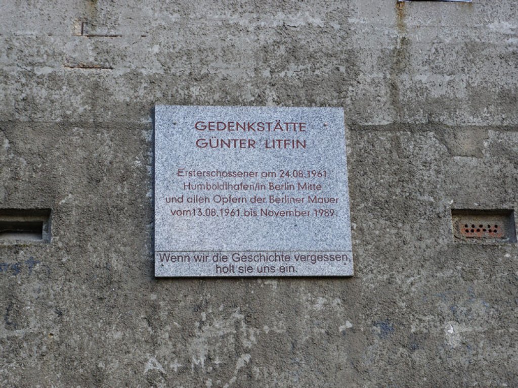 Gedenktafel an der Führungstelle der DDR-Grenztruppen am Kieler Eck, nahe dem Invalidenfriedhof, für Günter Litfin, der bei einem Fluchtversuch am 24. August 1961 erstes Opfer des Schießbefehls wurde; Aufnahme 2015
