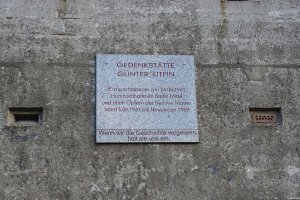 Gedenktafel an der Führungstelle der DDR-Grenztruppen am Kieler Eck, nahe dem Invalidenfriedhof, für Günter Litfin, der bei einem Fluchtversuch am 24. August 1961 erstes Opfer des Schießbefehls wurde; Aufnahme 2015