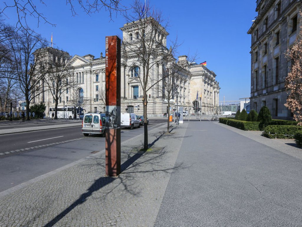 Todesstreifen in der Ebert-/Ecke Dorotheenstraße am Reichstagsgebäude; Aufnahme 2015