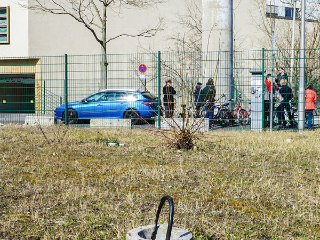 Beobachtungsturm ("BT-6") der DDR-Grenztruppen in der Erna-Berger-Str. in Berlin Mitte, wenige Meter vom Originalstandort versetzt; Aufnahme 2015 Beobachtungsturm ("BT-6") der DDR-Grenztruppen in der Erna-Berger-Str. in Berlin Mitte, wenige Meter vom Originalstandort versetzt; Aufnahme 2015