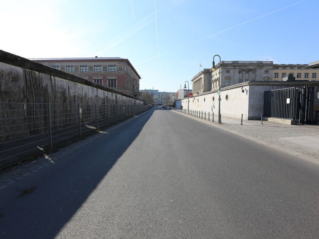 Mauer der 4. Generation ("Grenzmauer 75") in der Niederkirchner Straße mit Gropius Bau (links) und Preußischem Landtagsgebäude (rechts); Aufnahme 2015