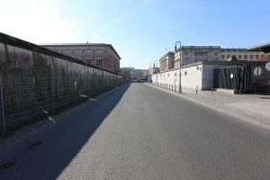 Mauer der 4. Generation ("Grenzmauer 75") in der Niederkirchner Straße mit Gropius Bau (links) und Preußischem Landtagsgebäude (rechts); Aufnahme 2015