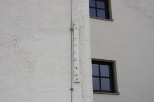 Übermaltes Trägerteil mit Isolatoren: Reste des Grenzsignalzaunes an einem Haus in der Kommandantenstraße in Berlin-Mitte; Aufnahme 2016