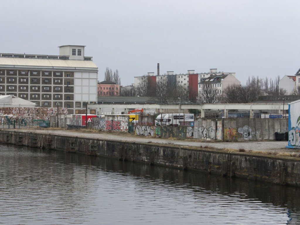 Abgestellte Mauersegmente ("Grenzmauer 75") in der Köpenicker Straße am Ufer der Spree, östlich der Schillingbrücke; Aufnahme 2016 Abgestellte Mauersegmente ("Grenzmauer 75") in der Köpenicker Straße am Ufer der Spree, östlich der Schillingbrücke; Aufnahme 2016