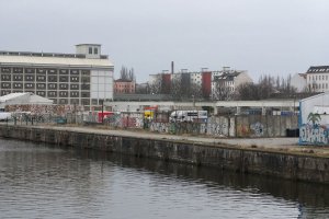 Abgestellte Mauersegmente ("Grenzmauer 75") in der Köpenicker Straße am Ufer der Spree, östlich der Schillingbrücke; Aufnahme 2016