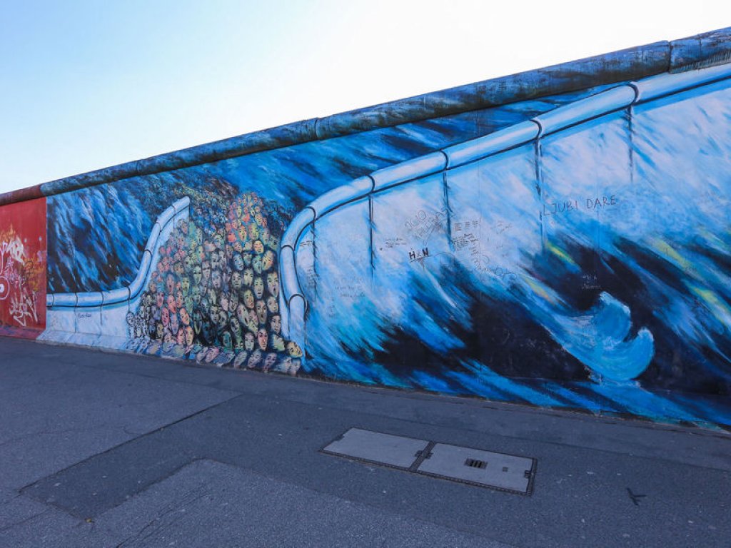 Die "East Side Gallery" als längste denkmalgeschützte Leinwand der Welt, hier exemplarisch das Werk "Es geschah im November" von Kani Alavi; Aufnahme 2015 Die "East Side Gallery" als längste denkmalgeschützte Leinwand der Welt, hier exemplarisch das Werk "Es geschah im November" von Kani Alavi; Aufnahme 2015