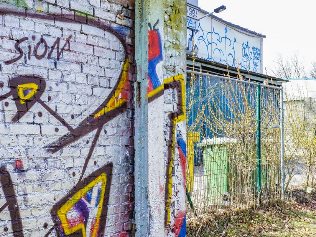 Ansatz einer Plattenwand als Teil der Vorfeldsicherung der DDR-Grenzanlagen in der Nähe des Osthafens in Treptow (1); Aufnahme 2015