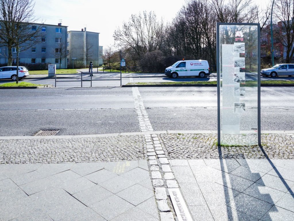 Bodenmarkierung des Mauerverlaufs am ehemaligen Grenzübergang Sonnenallee; Aufnahme 2015