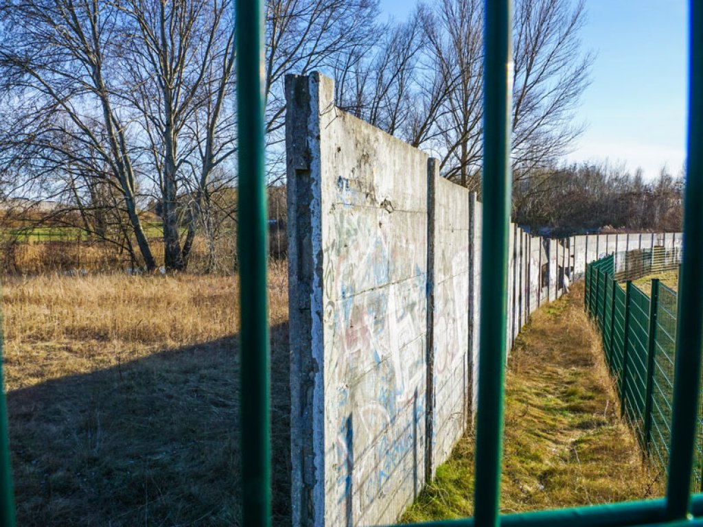 Hinterlandmauer der DDR-Grenzanlagen zwischen Rudower Straße und Glashütter Weg (unweit der Rudower Höhe) (2); Aufnahme 2015
