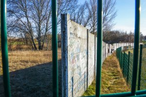 Hinterlandmauer der DDR-Grenzanlagen zwischen Rudower Straße und Glashütter Weg (unweit der Rudower Höhe) (2); Aufnahme 2015