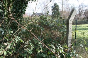 Betonpfosten eines Sperrzaunes zur Hinterlandsicherung zwischen Mahlow-Waldblick und Berlin-Lichtenrade; Aufnahme 2015
