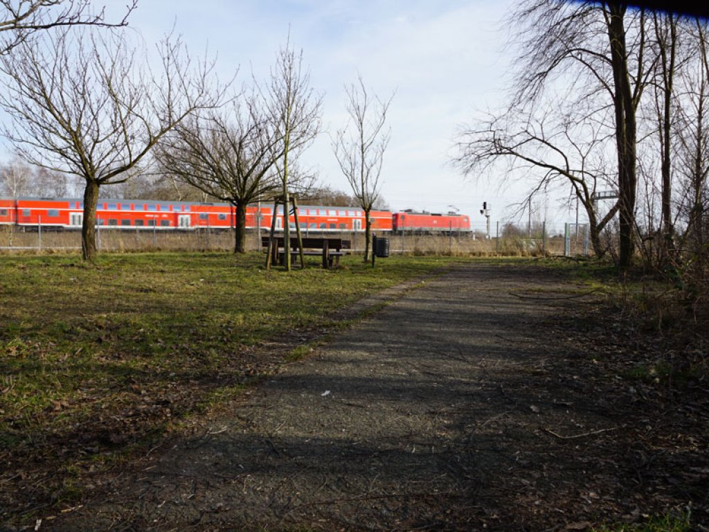 Kolonnenweg im Todesstreifen der DDR-Grenzanlagen vor der wieder in Betrieb genommenen Bahnstrecke Teltow - Berlin; Aufnahme 2015