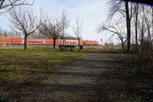 Kolonnenweg im Todesstreifen der DDR-Grenzanlagen vor der wieder in Betrieb genommenen Bahnstrecke Teltow - Berlin; Aufnahme 2015