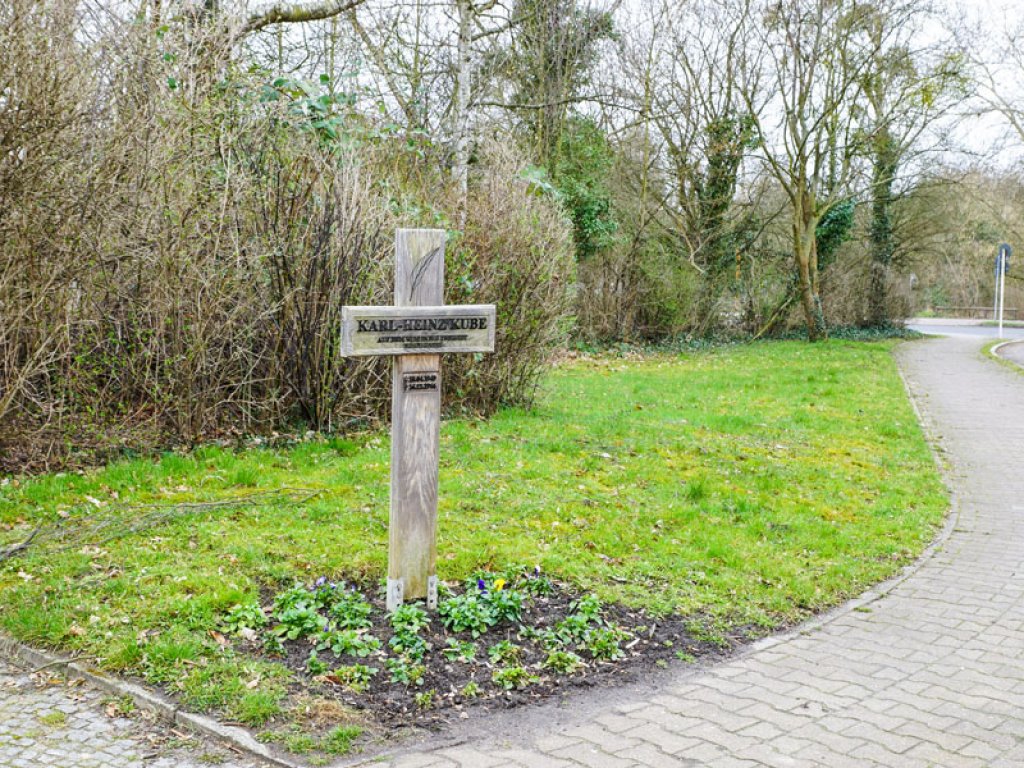 Gedenkkreuz für Karl-Heinz Kube, der am 16. Dezember 1966 bei einem Fluchtversuch erschossen wurde, in der Berlepschstraße in Berlin-Düppel; Aufnahme 2015