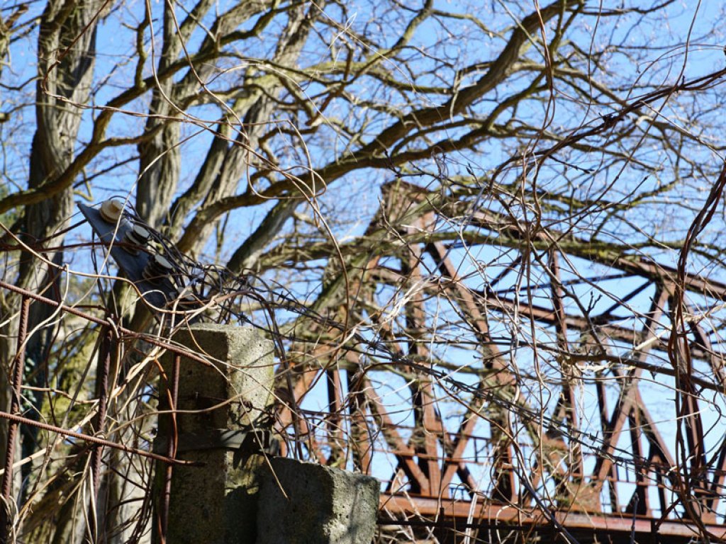 Sicherungszaun des DDR-Wasser-Grenzübergangs Dreilinden am Teltowkanal (1); Aufnahme 2015