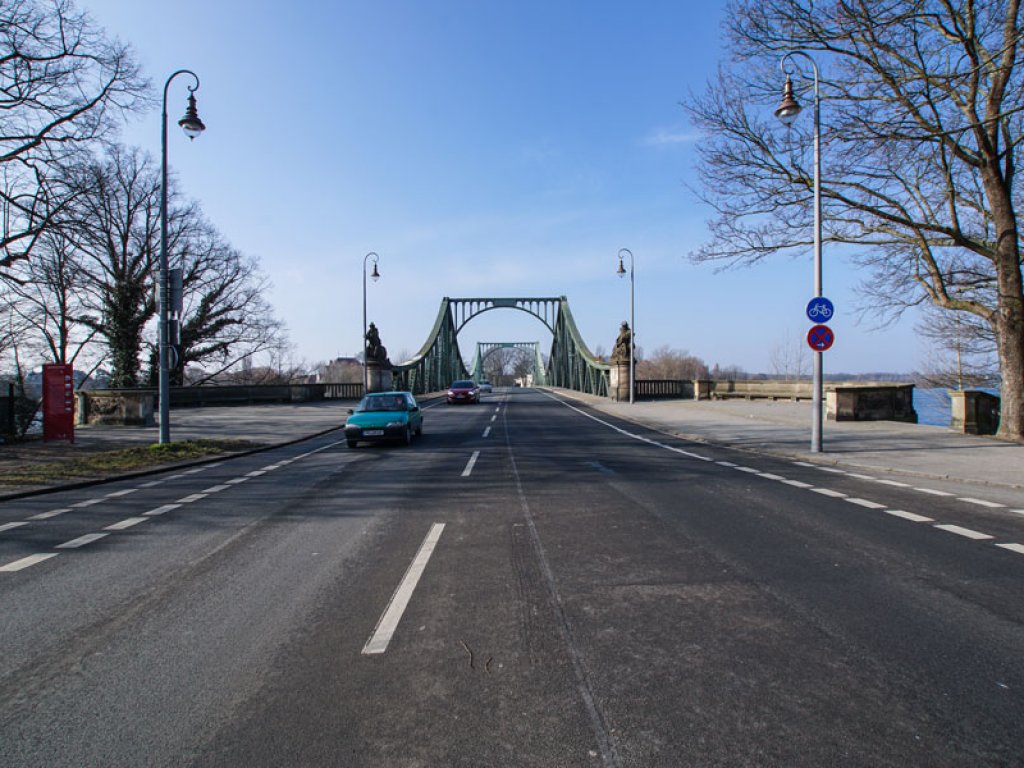 Die Glienicker Brücke („Brücke der Einheit“) - Blick von Berlin nach Potsdam; Aufnahme 2015