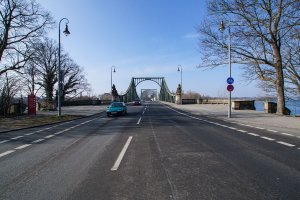 Die Glienicker Brücke („Brücke der Einheit“) - Blick von Berlin nach Potsdam; Aufnahme 2015