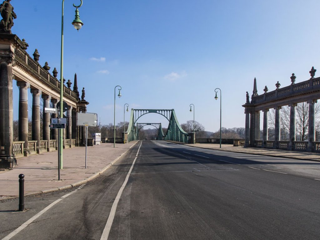 Die Glienicker Brücke („Brücke der Einheit“) - Blick von Potsdam nach Berlin; Aufnahme 2015