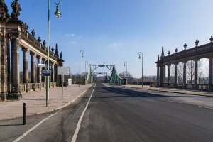 Die Glienicker Brücke („Brücke der Einheit“) - Blick von Potsdam nach Berlin; Aufnahme 2015