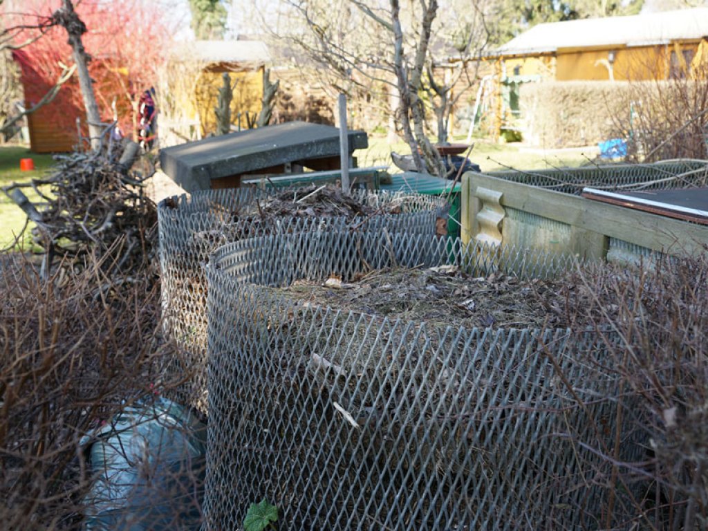 Rekonversion von Streckmetallgitterzaunteilen der DDR-Grenzanlagen als Komposthaufen-Befestigung auf der Halbinsel Meedehorn bei Sacrow; Aufnahme 2015