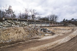 Reparaturwerkstätten auf dem Gelände des DDR-Grenzregiments 34 in Groß Glienicke (ehem. Rosa-Luxemburg-Kaserne); Aufnahme 2015