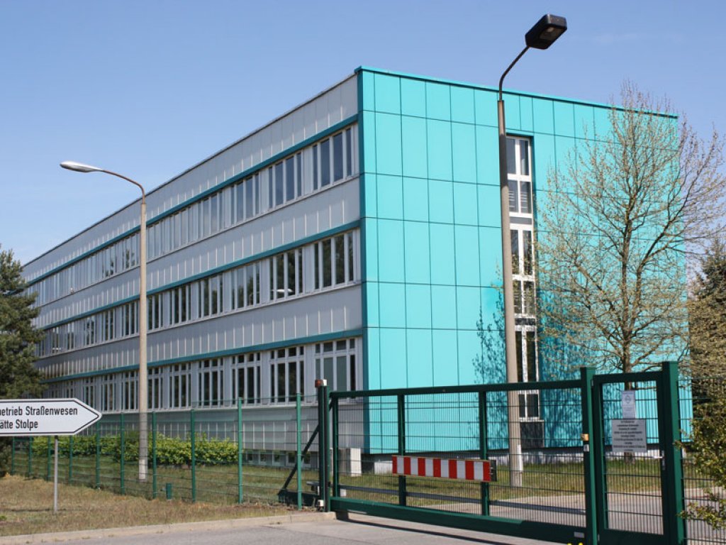 Bogenlampe an einem Dienstgebäude der Stasi-Passkontrolleinheit auf dem Kontrollterritorium des DDR-Grenzübergangs Stolpe; Aufnahme 2015
