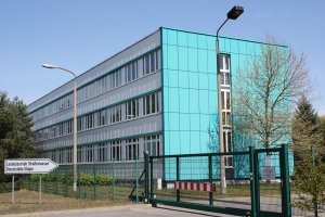 Bogenlampe an einem Dienstgebäude der Stasi-Passkontrolleinheit auf dem Kontrollterritorium des DDR-Grenzübergangs Stolpe; Aufnahme 2015