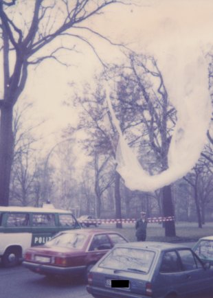 Winfried Freudenberg: Absturzstelle des Ballons in Berlin-Zehlendorf, Potsdamer Chaussee/Ecke Spanische Allee, 8. März 1989