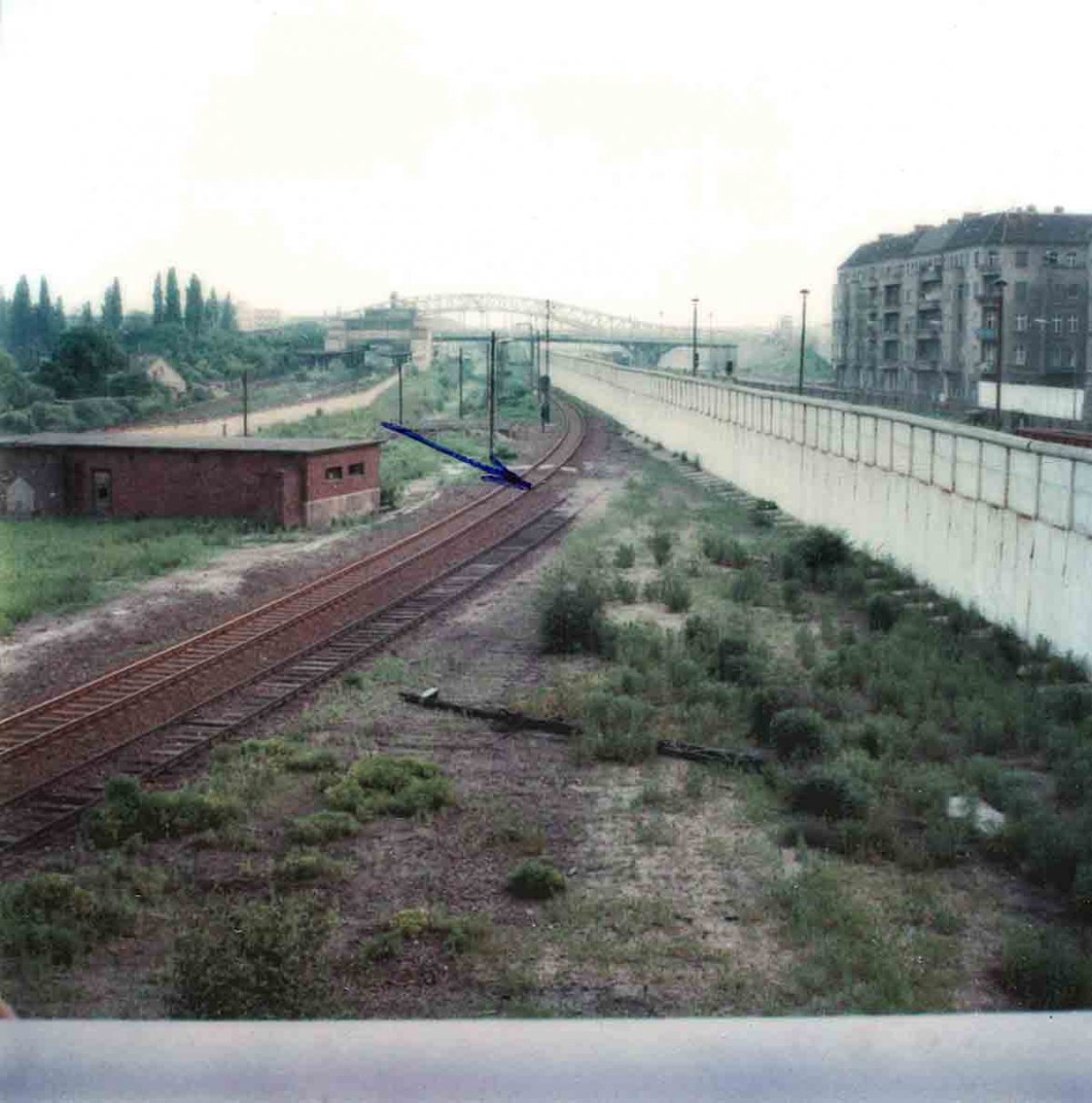 Lothar Fritz Freie, angeschossen an der Berliner Mauer und an den Folgen gestorben: MfS-Foto von dem den Grenzanlagen vorgelagerten Territorium der DDR nahe der Helmut-Just-Brücke Lothar Fritz Freie, angeschossen an der Berliner Mauer und an den Folgen gestorben: MfS-Foto von dem den Grenzanlagen vorgelagerten Territorium der DDR nahe der Helmut-Just-Brücke