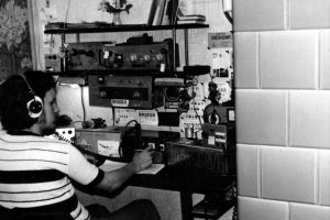Dietmar Schwietzer, erschossen an der Berliner Mauer: Der Hobbyfunker an seinem Funkgerät (Aufnahmedatum unbekannt)