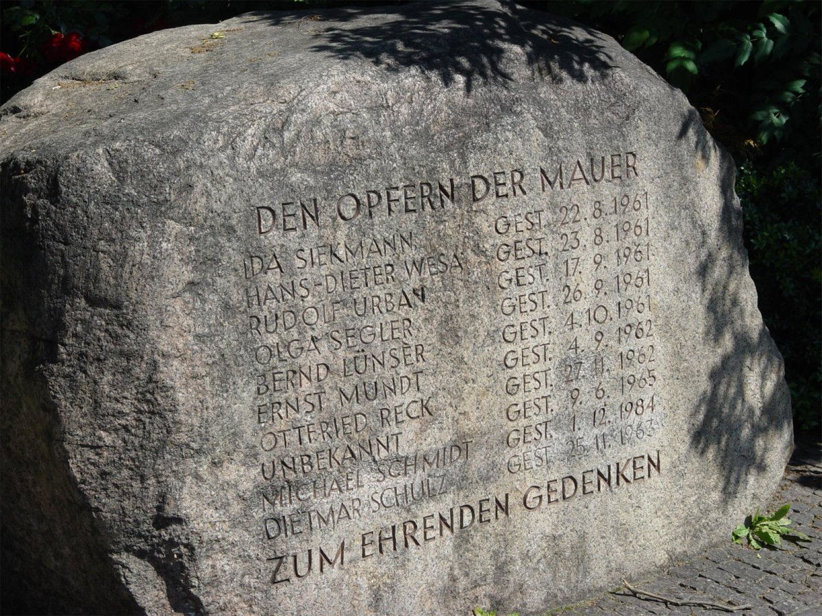 Den Opfern der Mauer: Gedenkstein an der Bernauer Straße Den Opfern der Mauer: Gedenkstein an der Bernauer Straße