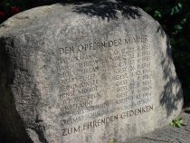 Den Opfern der Mauer: Gedenkstein an der Bernauer Straße