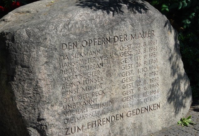 Den Opfern der Mauer: Gedenkstein an der Bernauer Straße